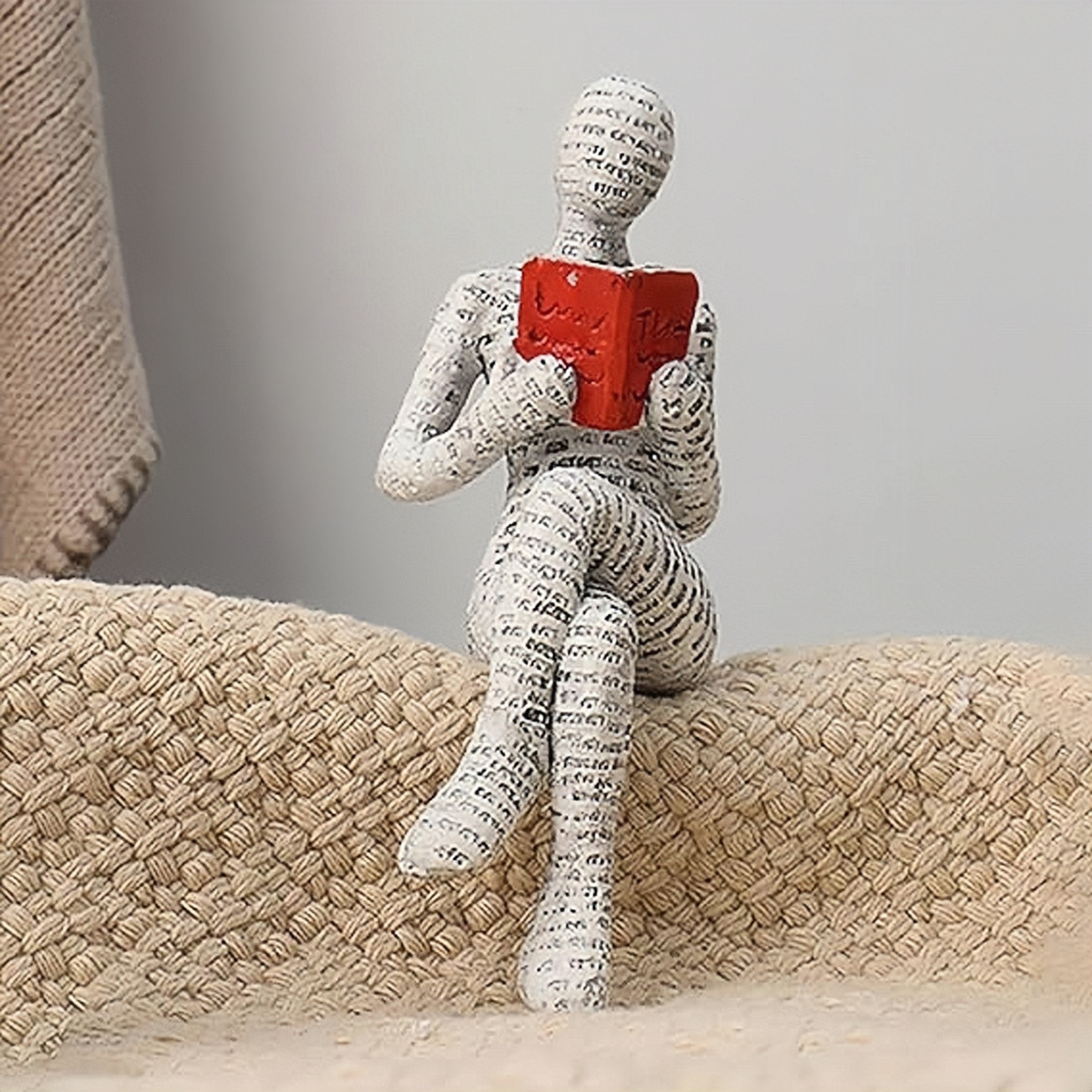 1Pc, Reading Paper Pulp Woman  - огляд і ціна Resin Art Workshop